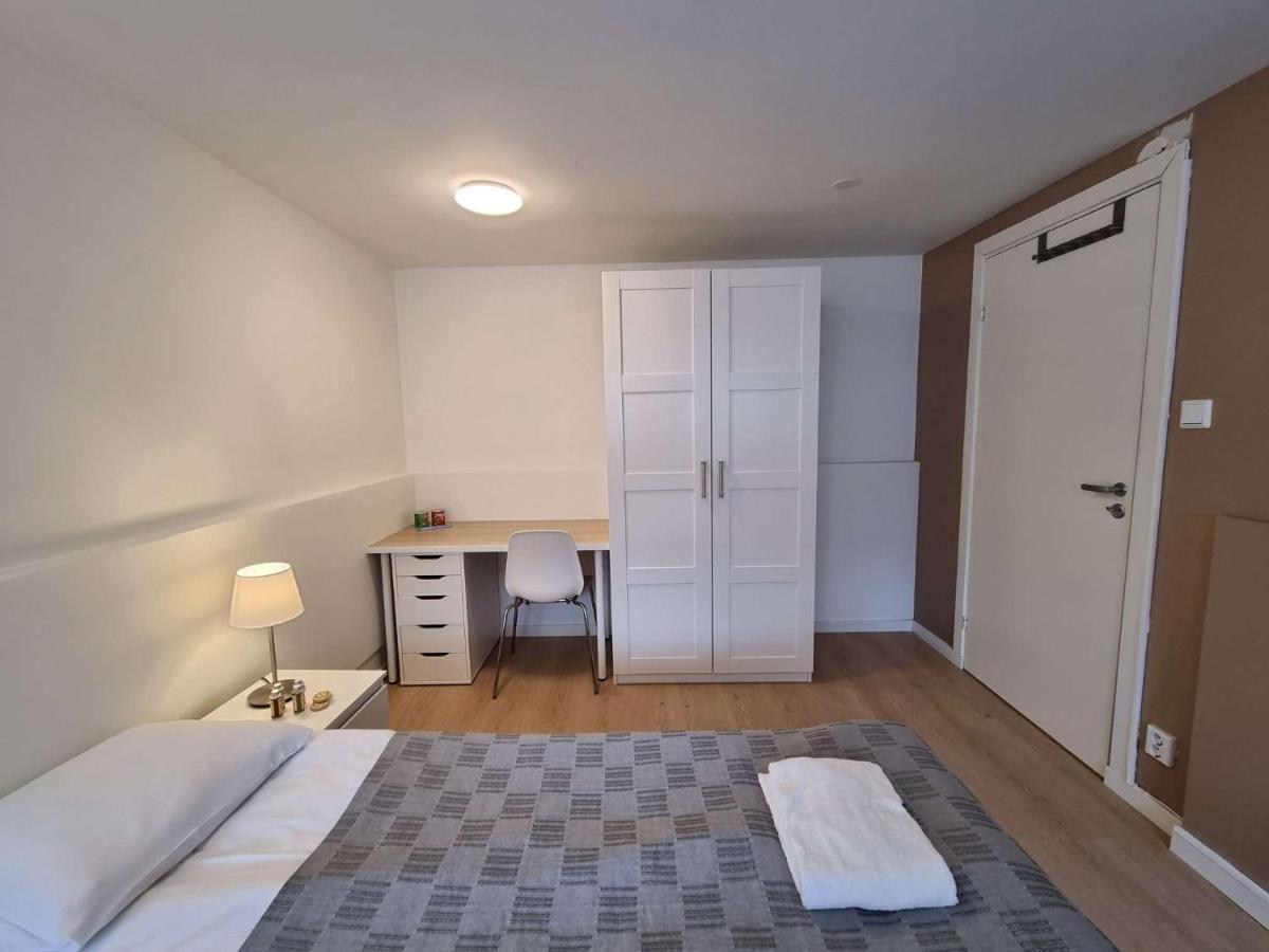 In House - Spacious Private Room, Queen Bed, Close To Center