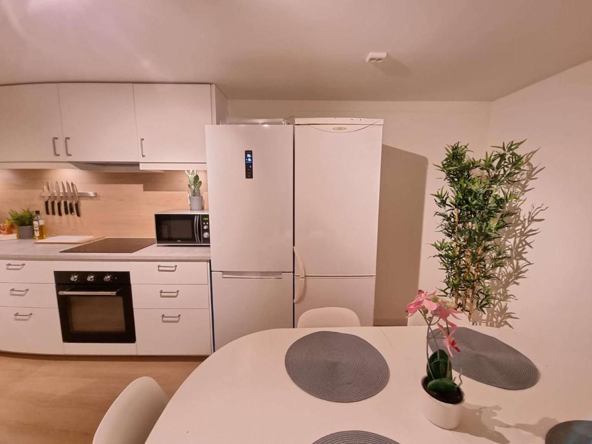 In House - Spacious Private Room, Queen Bed, Close To Center Gasthuis