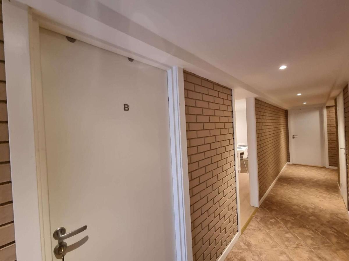 In House - Spacious Private Room, Queen Bed, Close To Center