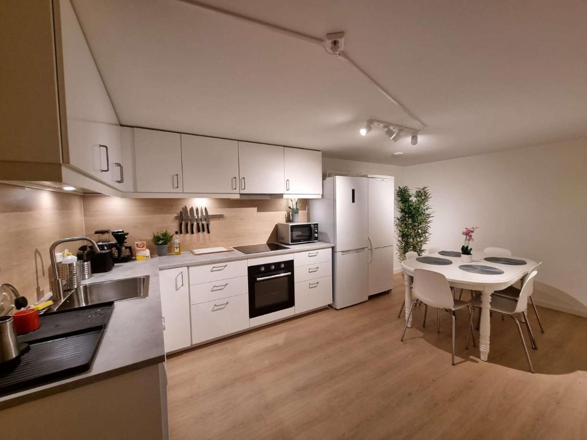 In House - Spacious Private Room, Queen Bed, Close To Center Gasthuis *