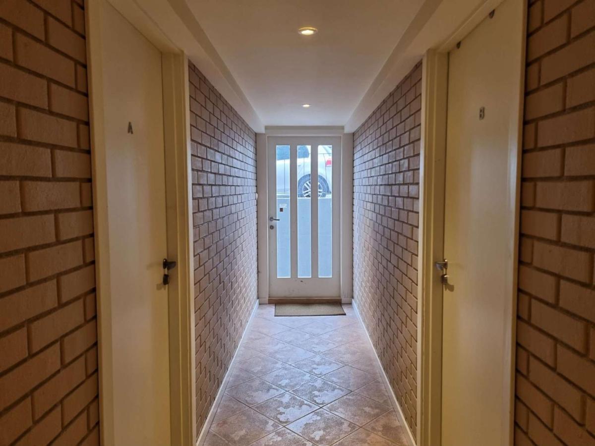 Gasthuis In House - Spacious Private Room, Queen Bed, Close To Center