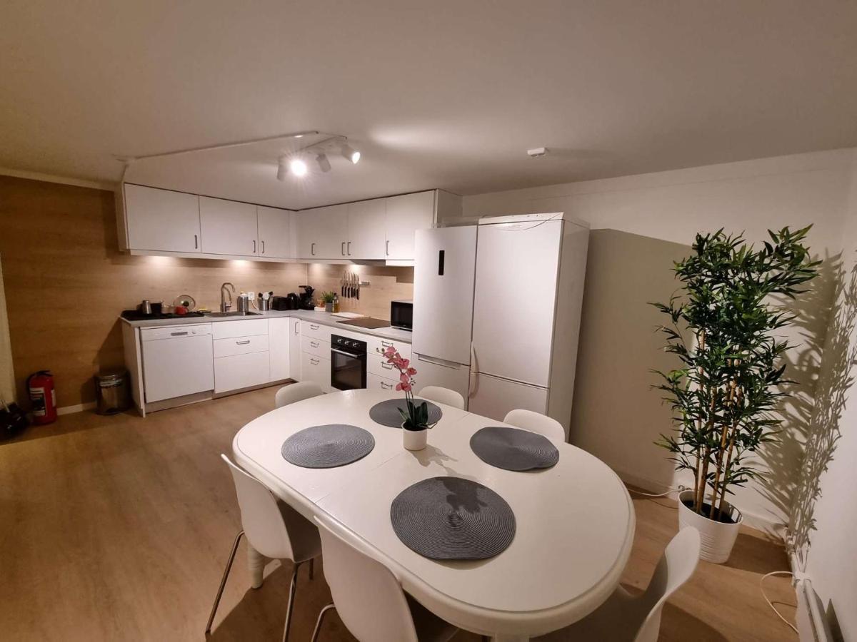In House - Spacious Private Room, Queen Bed, Close To Center Gasthuis