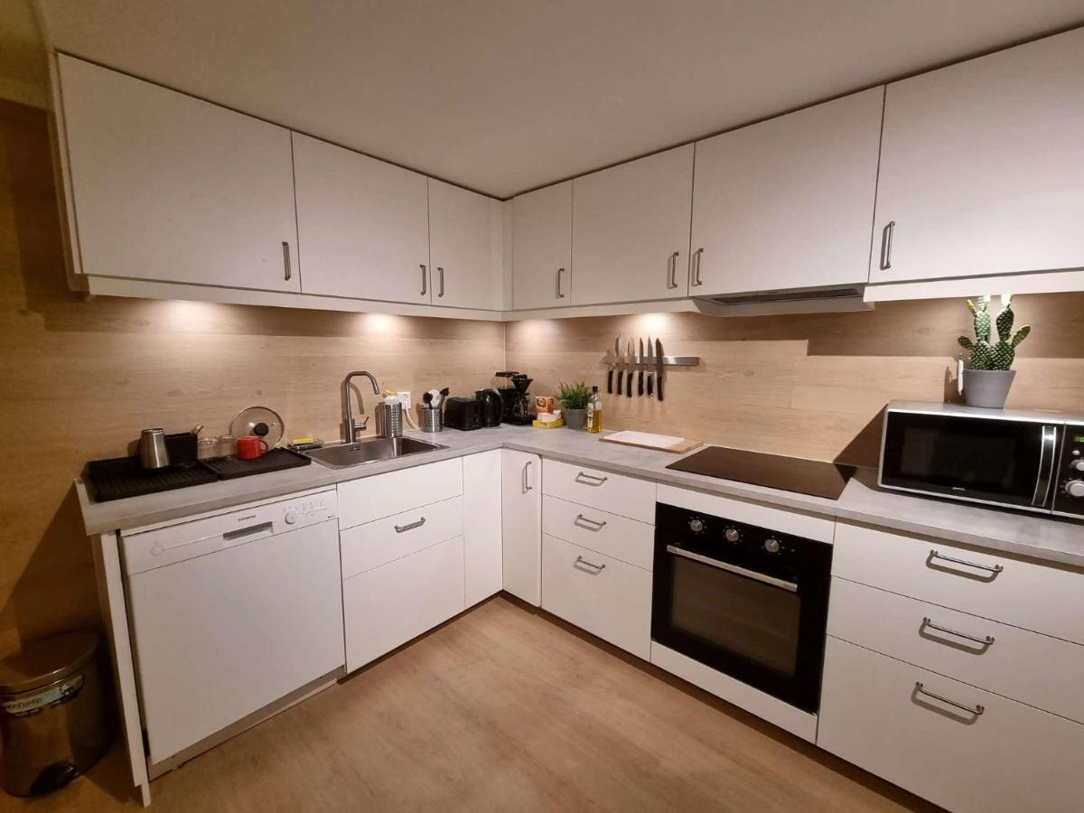 In House - Spacious Private Room, Queen Bed, Close To Center *