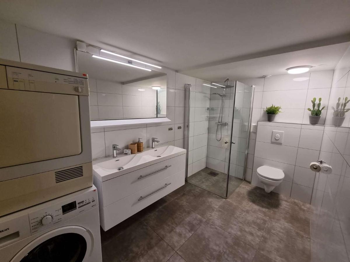 Gasthuis In House - Spacious Private Room, Queen Bed, Close To Center