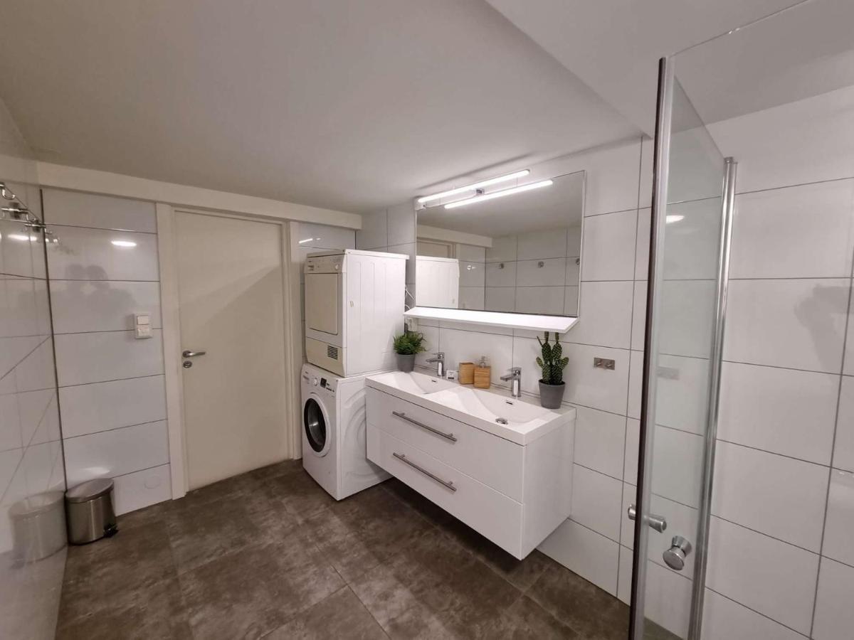 In House - Spacious Private Room, Queen Bed, Close To Center *